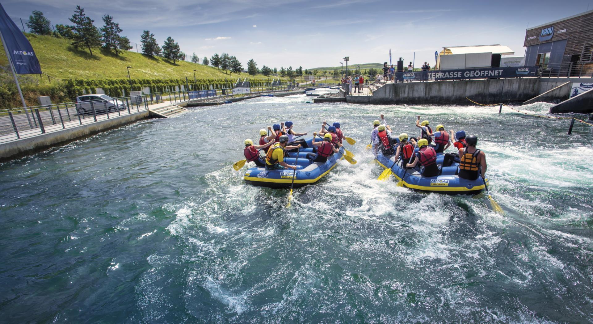 zwei Boote mit Paddlern im Kanupark
