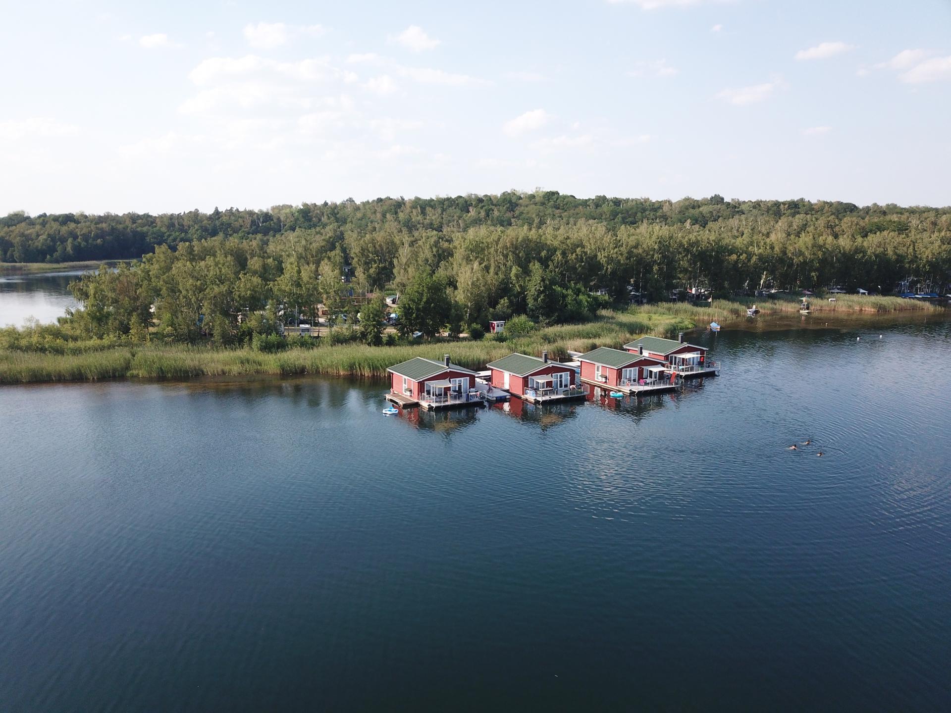 Schwimmende Ferienhäuser im Bergwitzsee Resort
