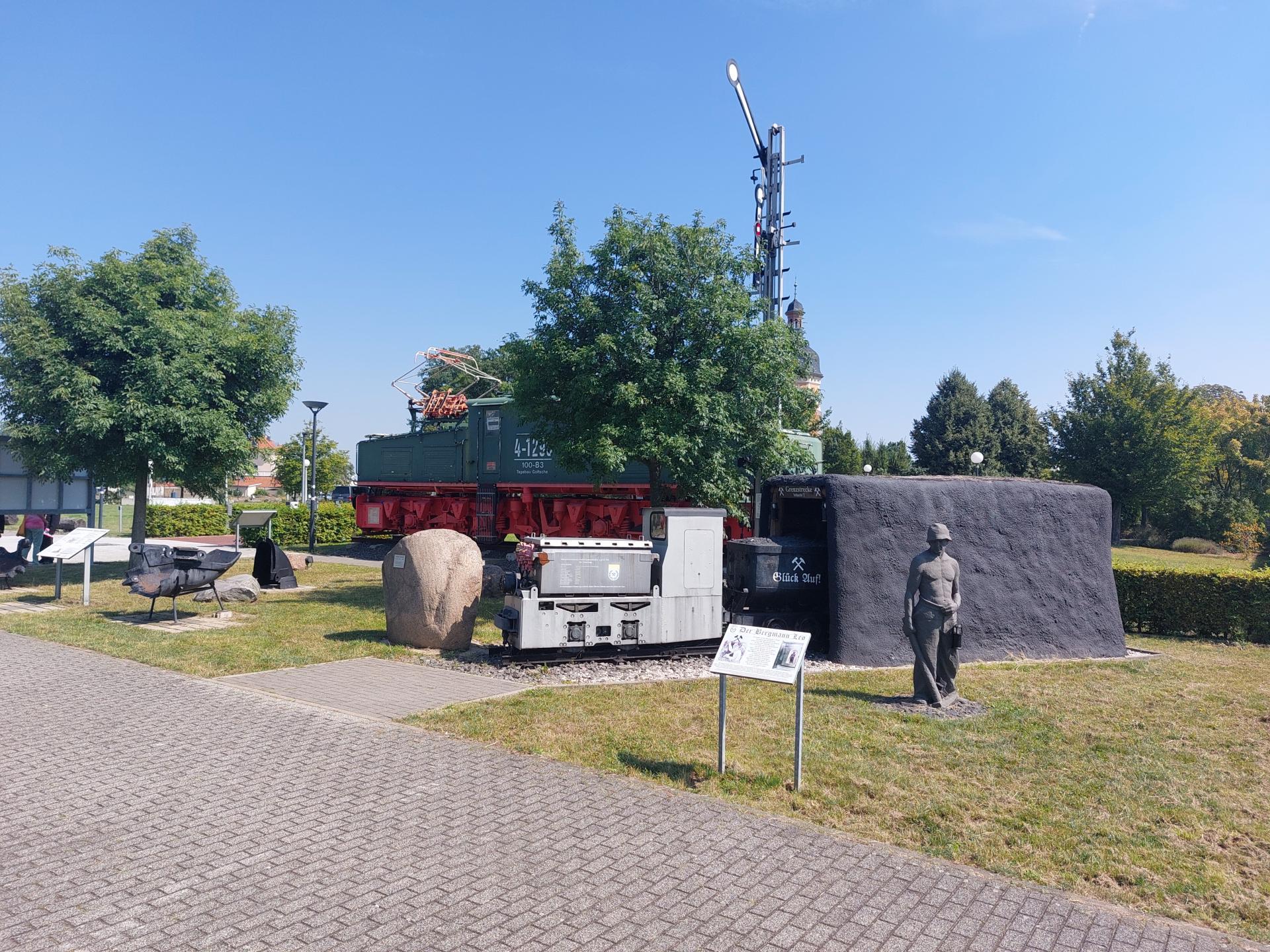 E-Lok + weitere Zeitzeugen des Braunkohletagebaus an der Goitzsche