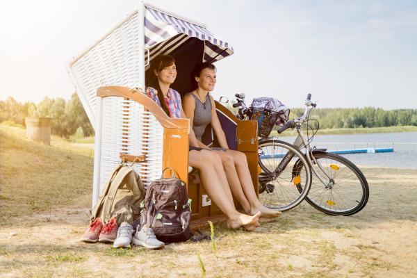Personen im Strandkorb vor Mondsee