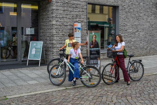 Familie mit Fahrrädern vor dem Melanchthonhaus in Wittenberg