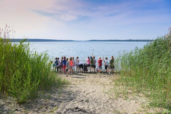 Children on the shore of the Muldestausee
