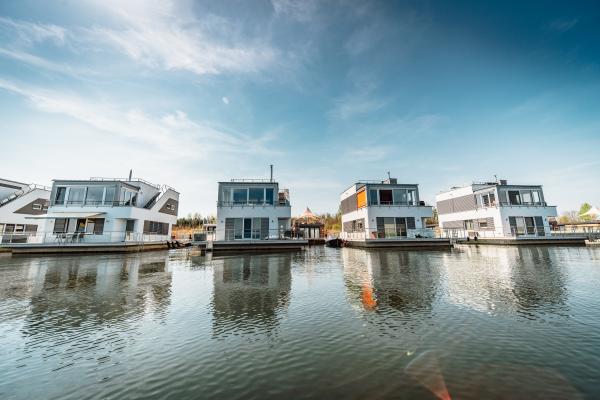 Hausboote und Schwimmende Ferienhäuser an der Goitzsche