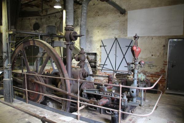 Maschine im Museum Brikettfabrik Herrmannschacht